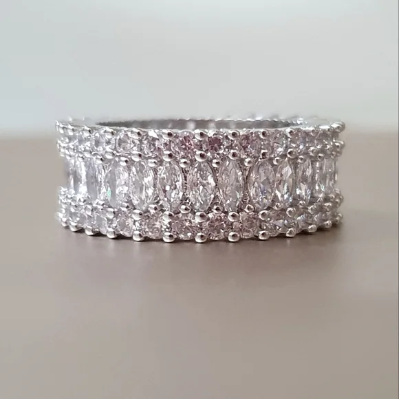 Thick Women Inlayed Oval&Round Diamond Ring - Picture 3 of 4